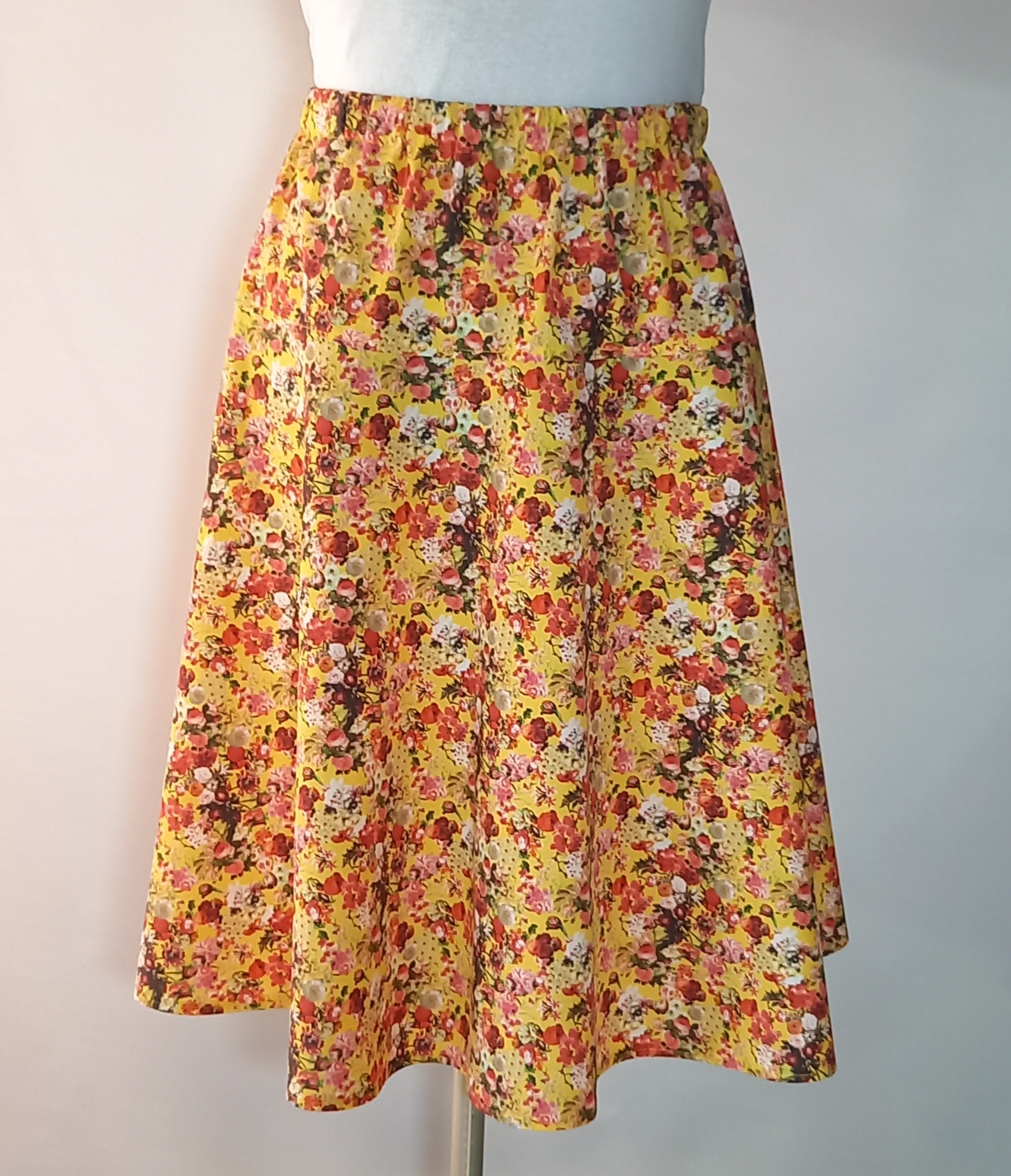 Gul nederdel med blomster | fancykirts.dk
