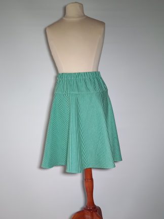 Børnenederdel med grønne mælkestriber