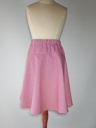 Børnenederdel med røde mælkestriber