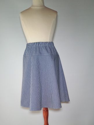 børnenederdel med blå mælkestriber