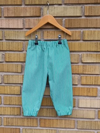 Børnebukser med grønne mælkestriber.